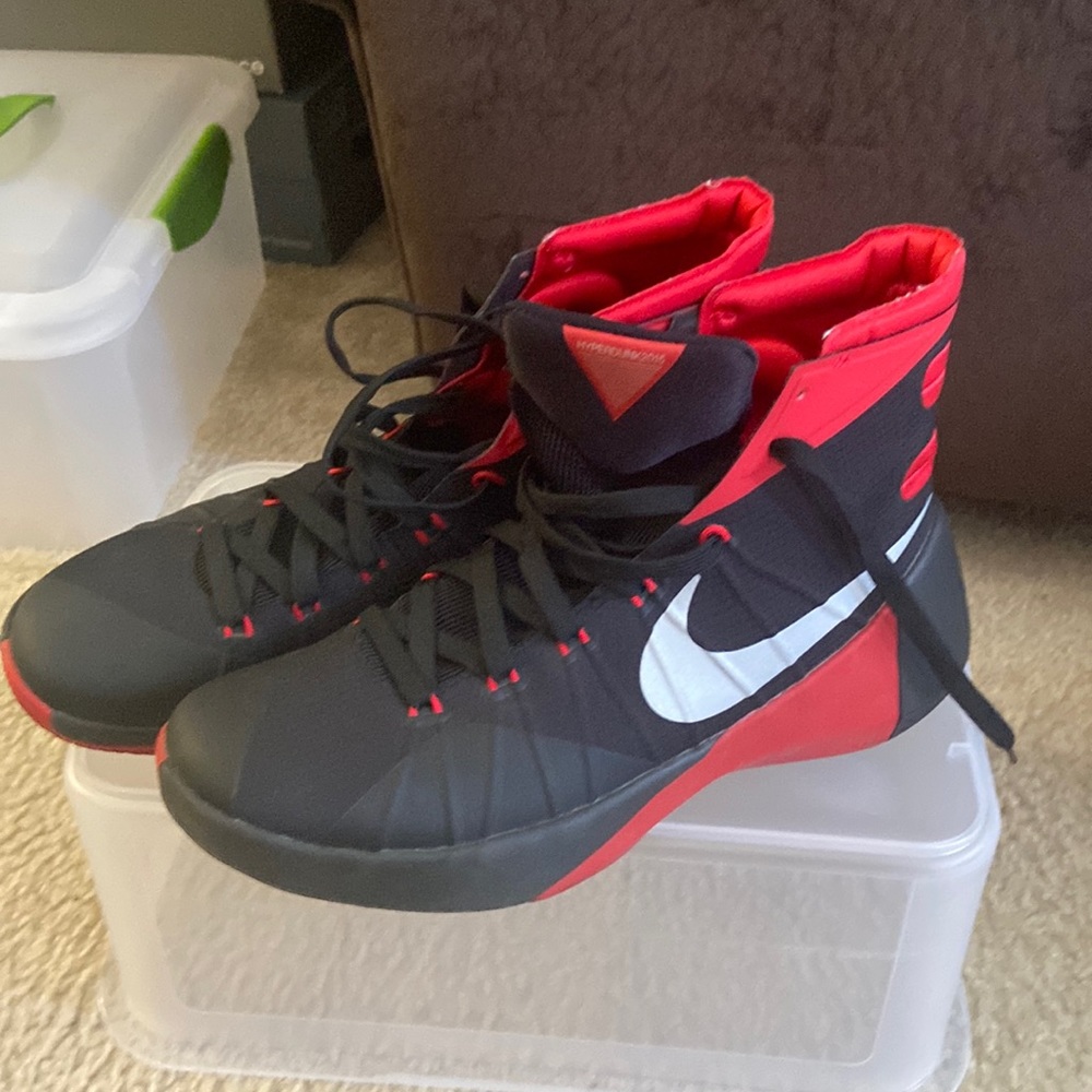 Men’s Nike black and red sneakers